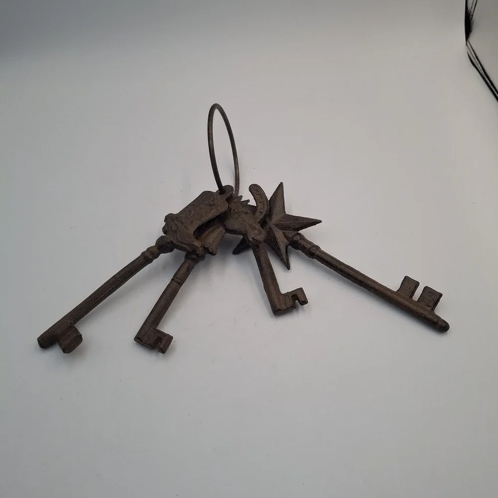 Set of 4 Heavy Cast Iron Skeleton Keys Ring Western Texas Star Horseshoe Boot